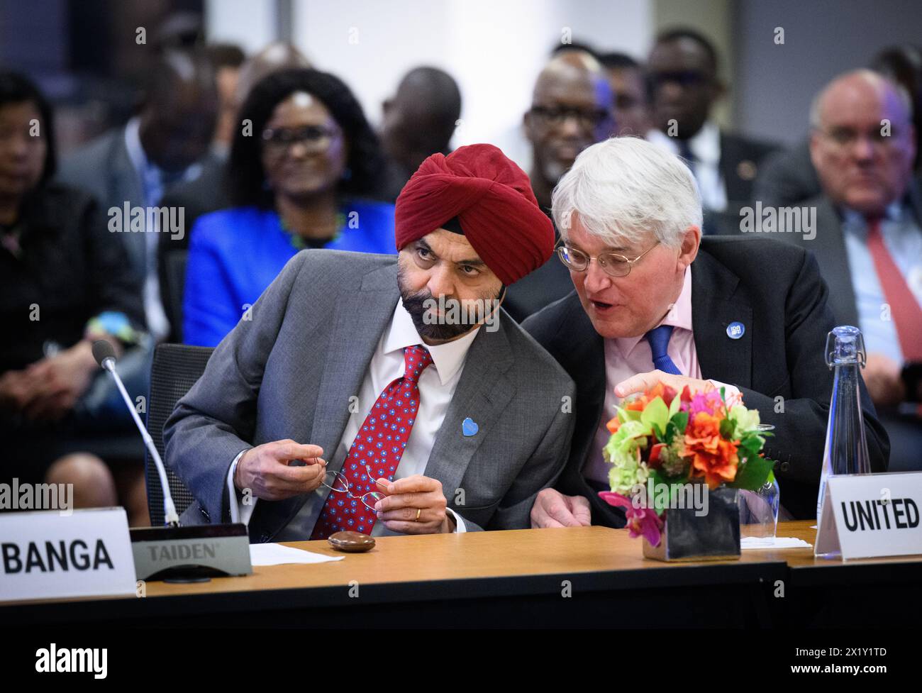 18. April 2024, USA, Washington: Ajay Banga (l), Präsident der Weltbank, und Andrew Mitchell, Staatsminister für Entwicklung und Afrika des Vereinigten Königreichs, nehmen an der Veranstaltung „Sichern eines lebenswerten Planeten: Länderpolitiken, Plattformen und Partnerschaften zur Freisetzung größerer und besserer Klimafinanzierungen" am Hauptsitz der Weltbank. Auf den diesjährigen Frühjahrstagungen des Internationalen Währungsfonds (IWF) und der Weltbank in Washington (USA) werden internationale Vertreter aus Politik und Wirtschaft in der Welt B über die globale wirtschaftliche Entwicklung, Inflation und Reformpläne diskutieren Stockfoto