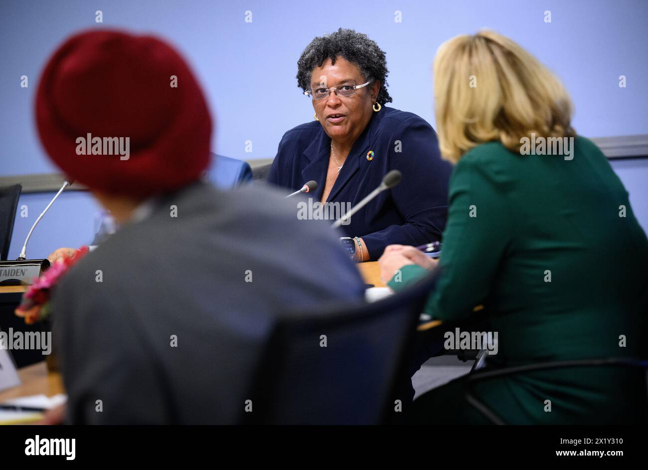 18. April 2024, USA, Washington: Ajay Banga (l-r), Präsident der Weltbank, Mia Amor Mottley, Premierministerin von Barbados, und Svenja Schulze (SPD), Bundesministerin für wirtschaftliche Zusammenarbeit und Entwicklung, nehmen an der Veranstaltung "Sicherung eines lebenswerten Planeten: Länderpolitiken, Plattformen und Partnerschaften, um größere und bessere Klimafinanzierungen freizusetzen“ am Hauptsitz der Weltbank. Bei den diesjährigen Frühjahrstagungen des Internationalen Währungsfonds (IWF) und der Weltbank in Washington (USA) werden internationale Vertreter aus Politik und Wirtschaft unter anderem über die Entwicklung diskutieren Stockfoto