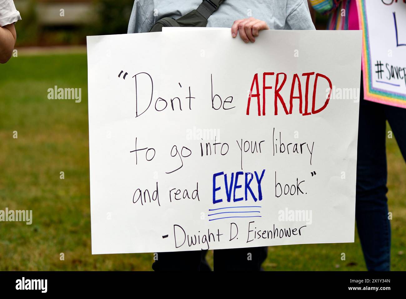 Protestzeichen gegen Buchverbot mit einem Zitat von Dwight D. Eisenhower. Stockfoto