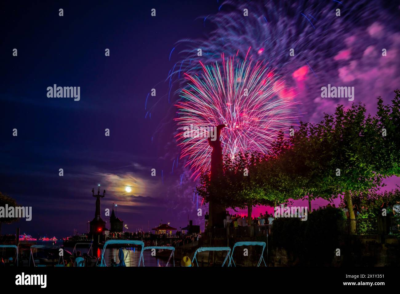 Wunderschönes Feuerwerk beim Seeuchtfest am Bodensee. Konstanz, Baden-Württemberg, Deutschland. Stockfoto