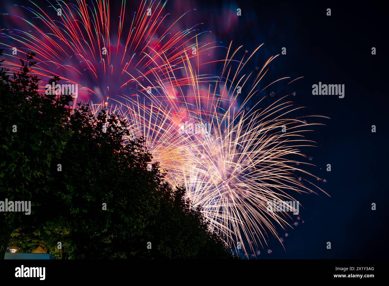 Wunderschönes Feuerwerk beim Seeuchtfest am Bodensee. Konstanz, Baden-Württemberg, Deutschland. Stockfoto