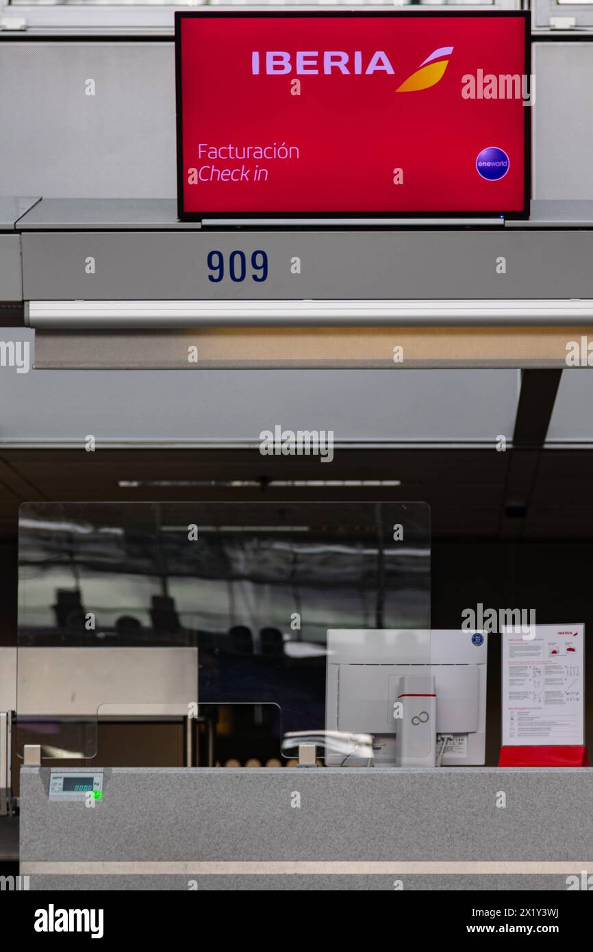 Frankfurt International Airport, Deutschland - 19. Februar 2024: Displays mit Werbung für den Frankfurter Flughafen hängen über der leeren Anzahl der Check-in Stockfoto