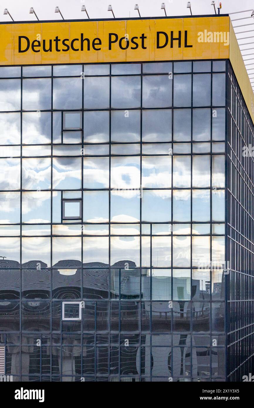 Frankfurt International Airport, Deutschland - 19. Februar 2024: Die Marke Deutsche Post DHL auf einem Gebäude mit reflektierender Fassade am Frankfurter Hauptbahnhof Stockfoto