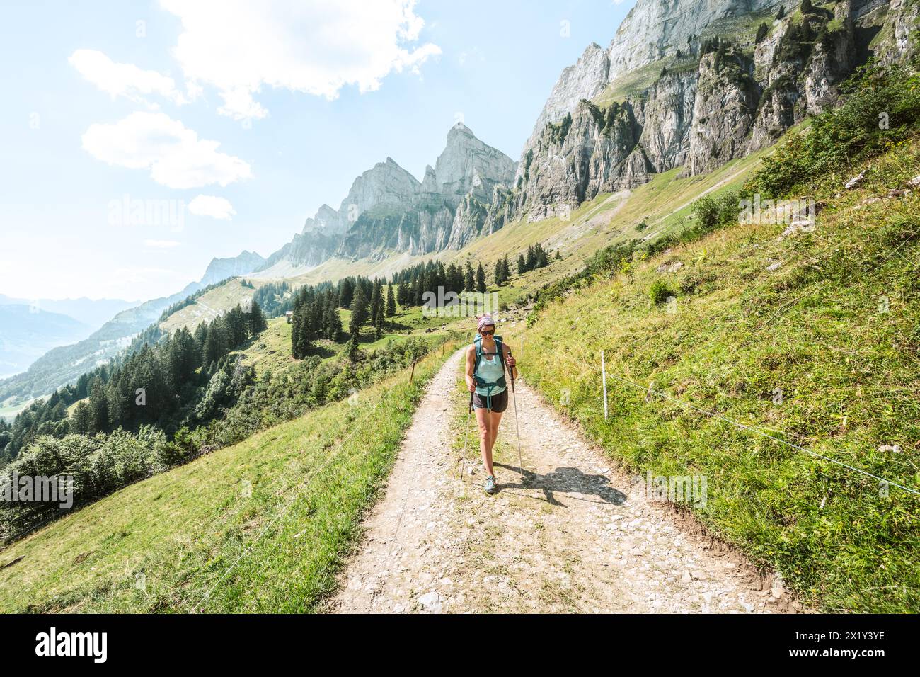 Beschreibung: Junge Frau spaziert auf einem malerischen Wanderweg mit Blick auf den Walensee und die Churfürsten. Schnürliweg, Walensee, St. Gallen Stockfoto