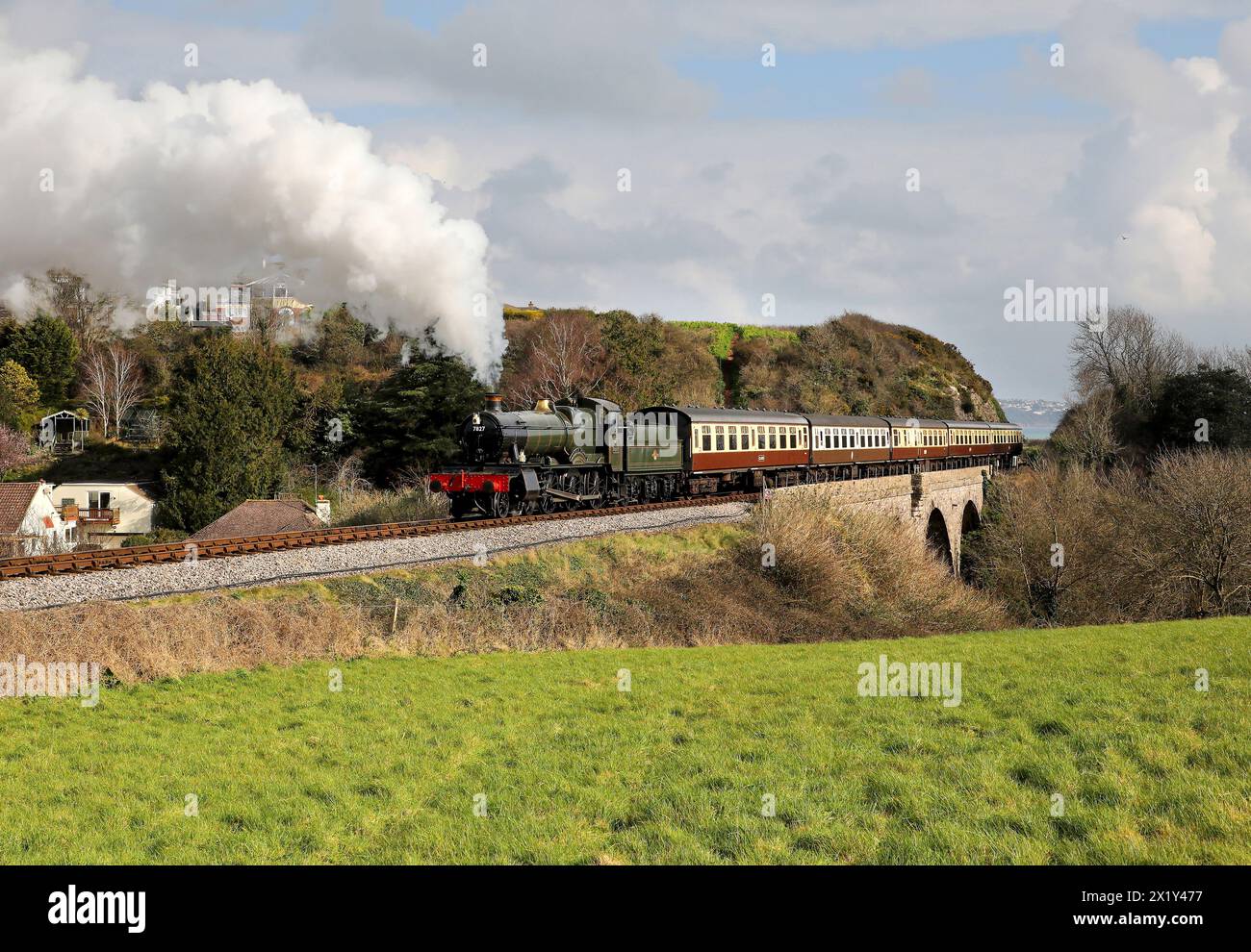 7827 passiert Lydham Manor Broadsands auf der Dartmouth Railway. Stockfoto