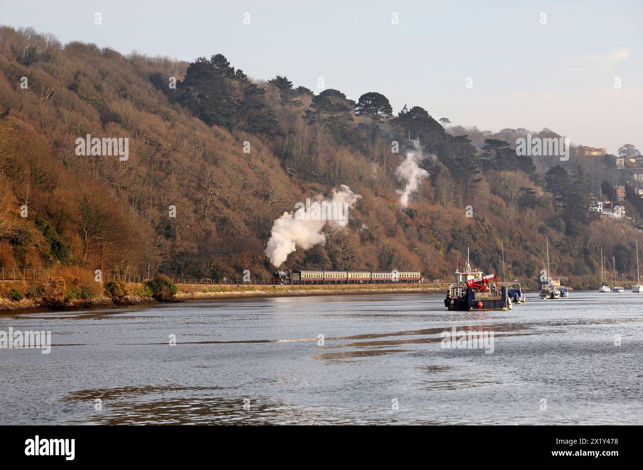 7827 Lydham Manor fährt von Kingswear auf der Dartmouth Railway am 7,3 ab. Stockfoto