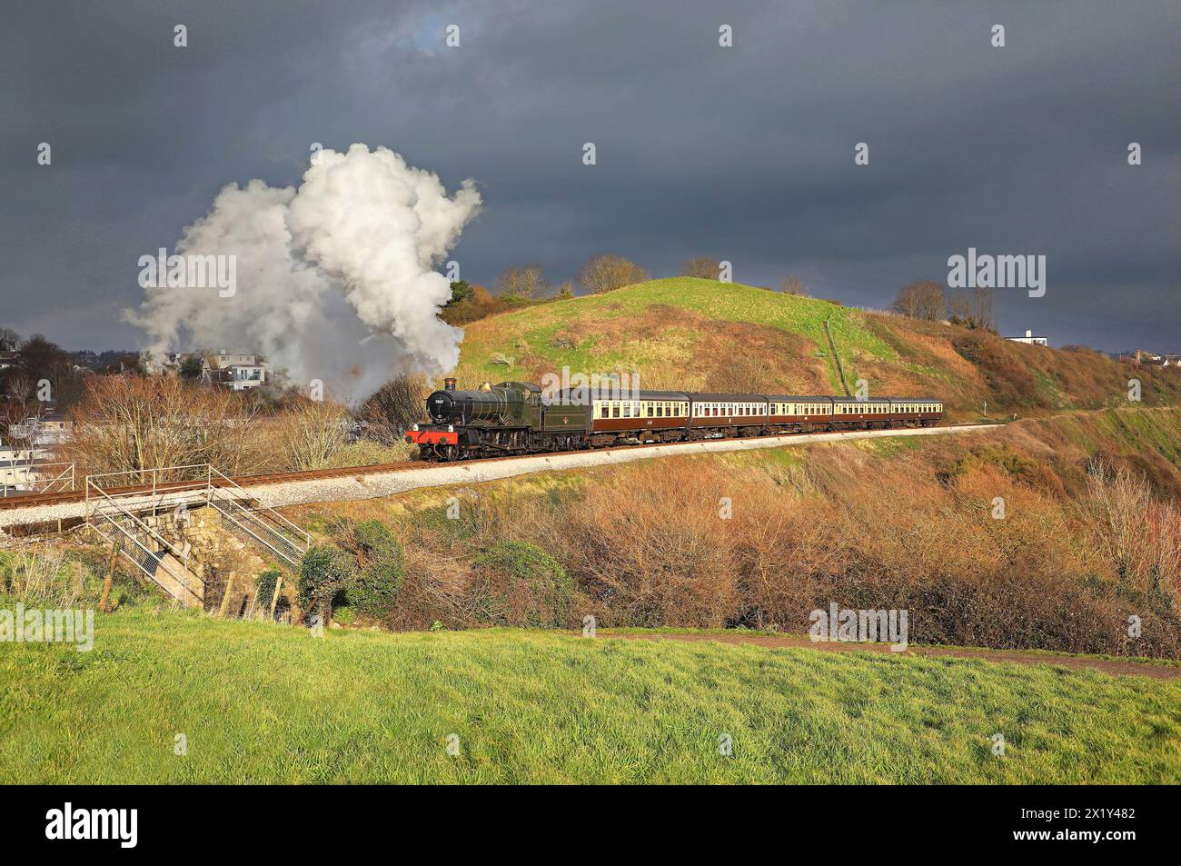 7827 fährt an Saltern Cove vorbei auf der Dartmouth Steam Railway am 7,3.24. Stockfoto