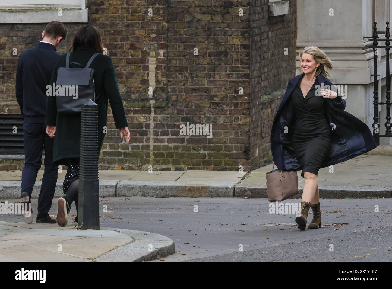 London, Großbritannien. April 2024. Esther McVey, Abgeordneter, Minister ohne Portfolio im Kabinettsbüro, bekannt als Minister für gesunden Menschenverstand, geht die Straße hinauf, um in die Downing Street 10 in Westminster, London, Großbritannien, einzufahren. Quelle: Imageplotter/Alamy Live News Stockfoto