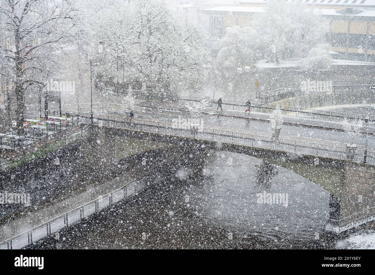 Luftaufnahme der Gamlebro-Brücke über den Motala-Fluss während eines Schneesturms im April. In Schweden wird dies als April-Wetter bezeichnet. Stockfoto