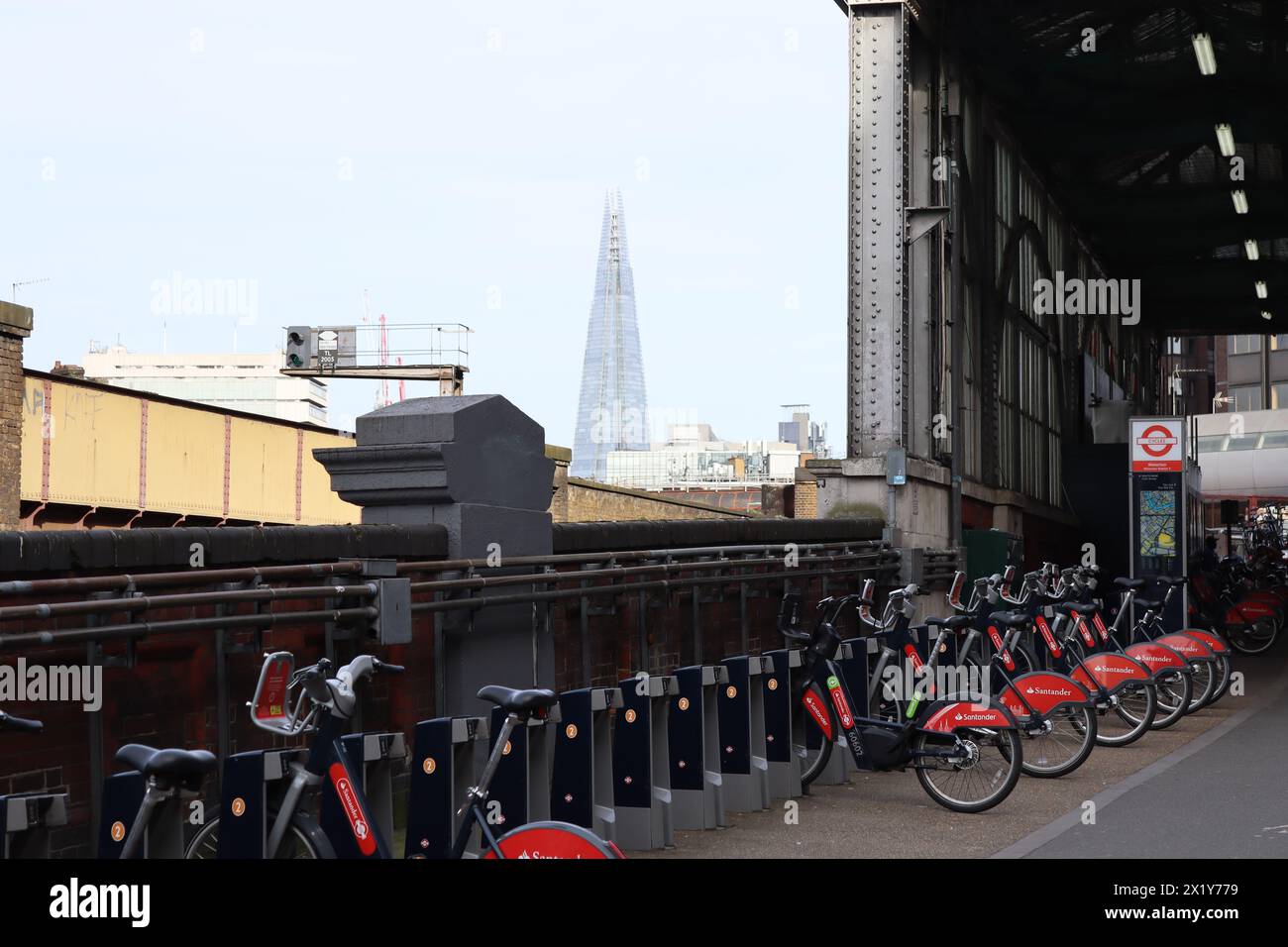 Scherben und Motorräder Stockfoto