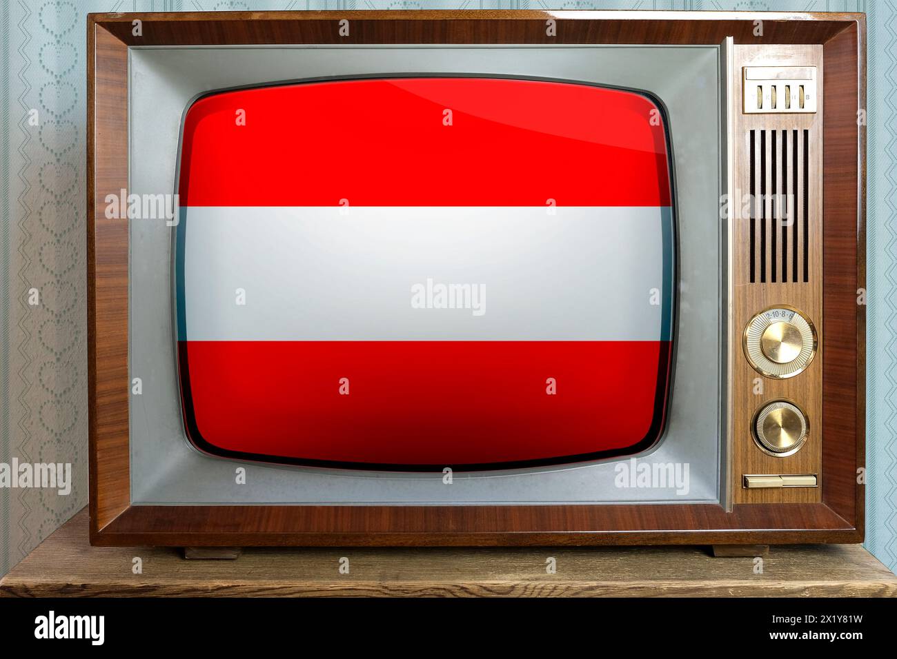 Altes Röhrenfernsehgerät mit der Nationalflagge Österreichs auf dem Bildschirm, stilvolles Interieur aus den 60er Jahren, das Konzept der ewigen Werte ​​on Fernsehen, globale Welt Stockfoto