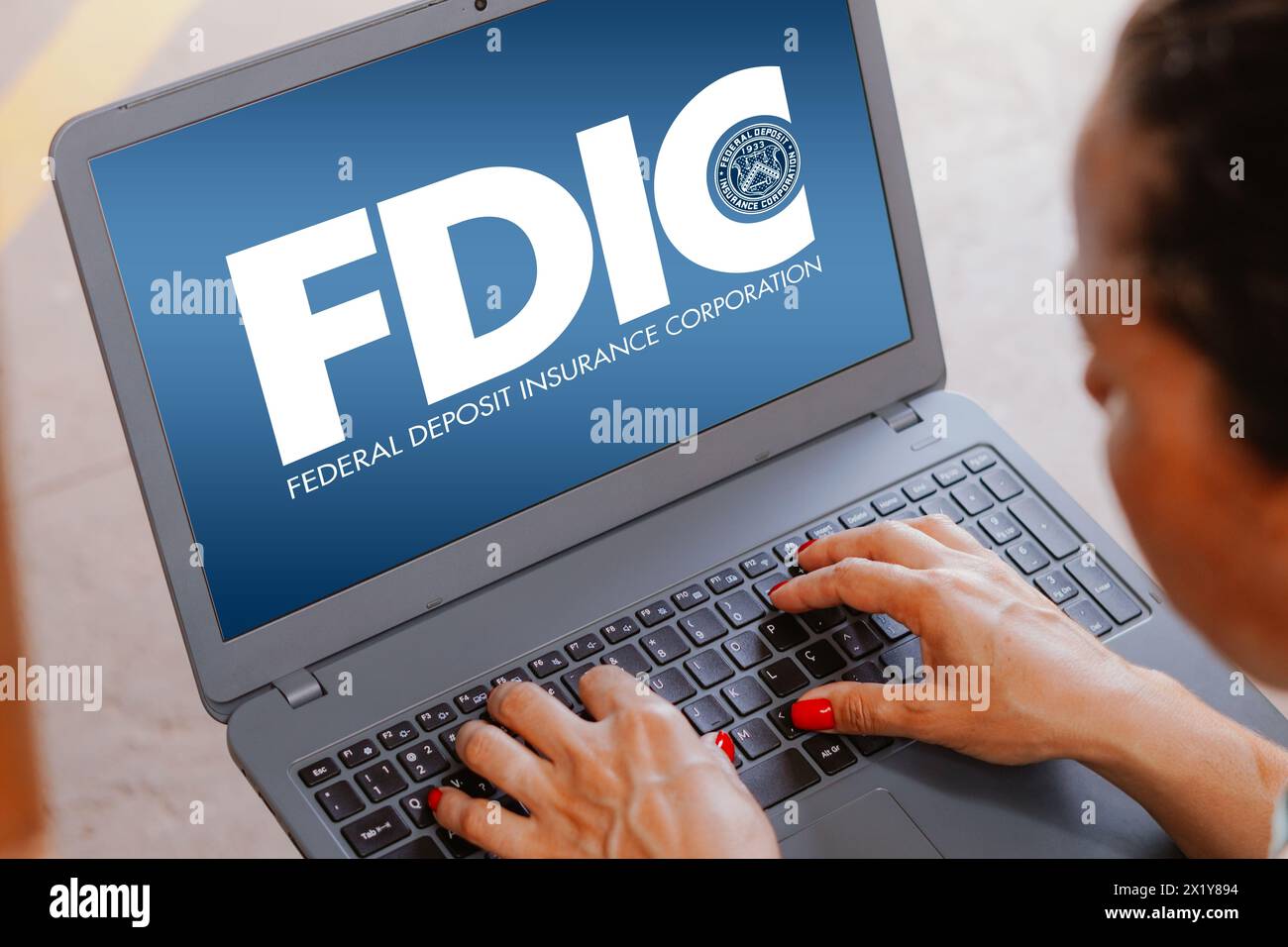 Brasilien. April 2024. In dieser Abbildung ist das Logo der Federal Deposit Insurance Corporation (FDIC) auf einem Laptop-Bildschirm zu sehen. (Foto von Rafael Henrique/SOPA Images/SIPA USA) *** ausschließlich für redaktionelle Nachrichten *** Credit: SIPA USA/Alamy Live News Stockfoto