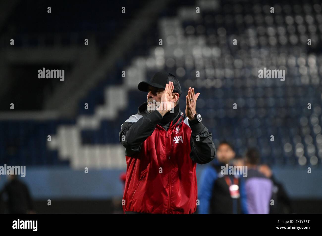 Jürgen Norbert Klopp, Cheftrainer des FC Liverpool, begrüßt die Fans am Ende des Spiels nach dem zweiten Legspiel der UEFA Europa League zwischen Atalanta BC und Liverpool FC am 18. April 2024 im Gewiss-Stadion in Bergamo, Italien. Quelle: Tiziano Ballabio Stockfoto