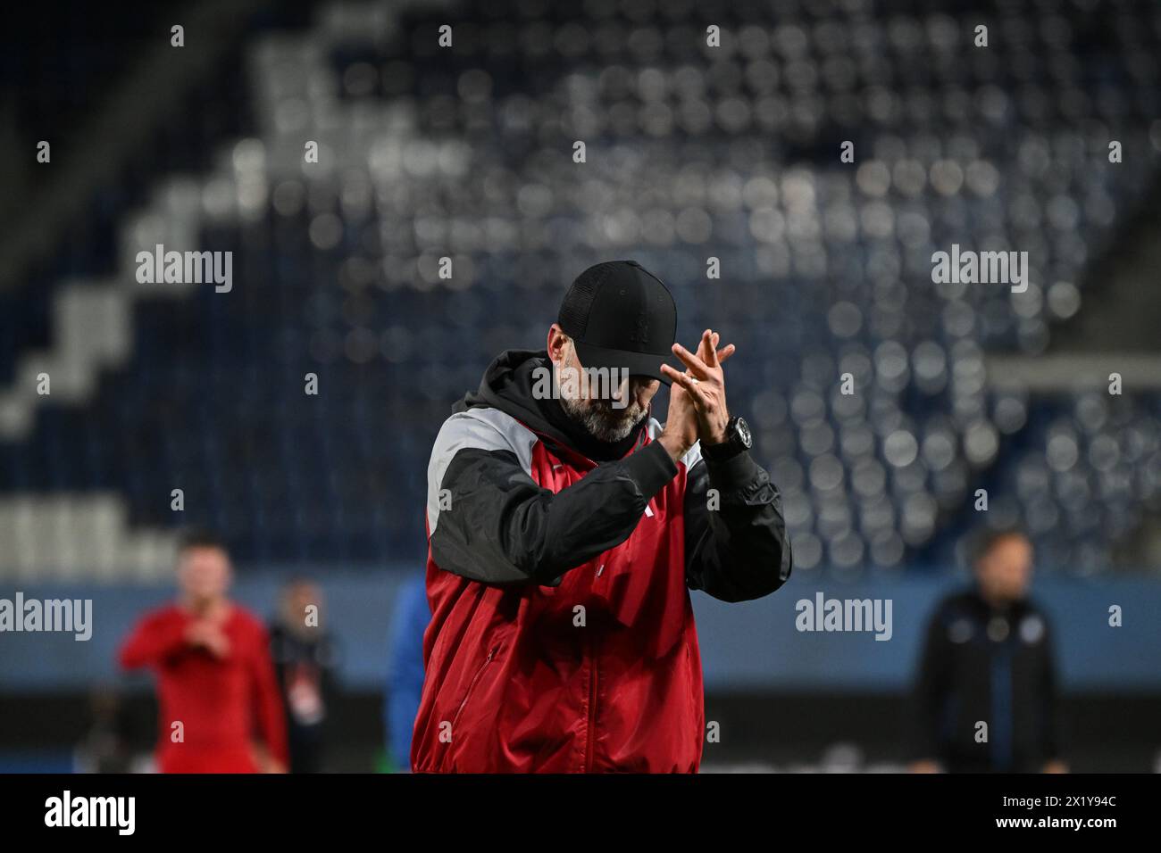 Bergamo, Italien. April 2024. Jurgen Norbert Klopp, Cheftrainer des FC Liverpool, begrüßt die Fans am Ende des Spiels nach dem zweiten Legspiel der UEFA Europa League zwischen Atalanta BC und Liverpool FC am 18. April 2024 im Gewiss-Stadion in Bergamo. Kredit: Tiziano Ballabio Kredit: Unabhängige Fotoagentur/Alamy Live News Stockfoto