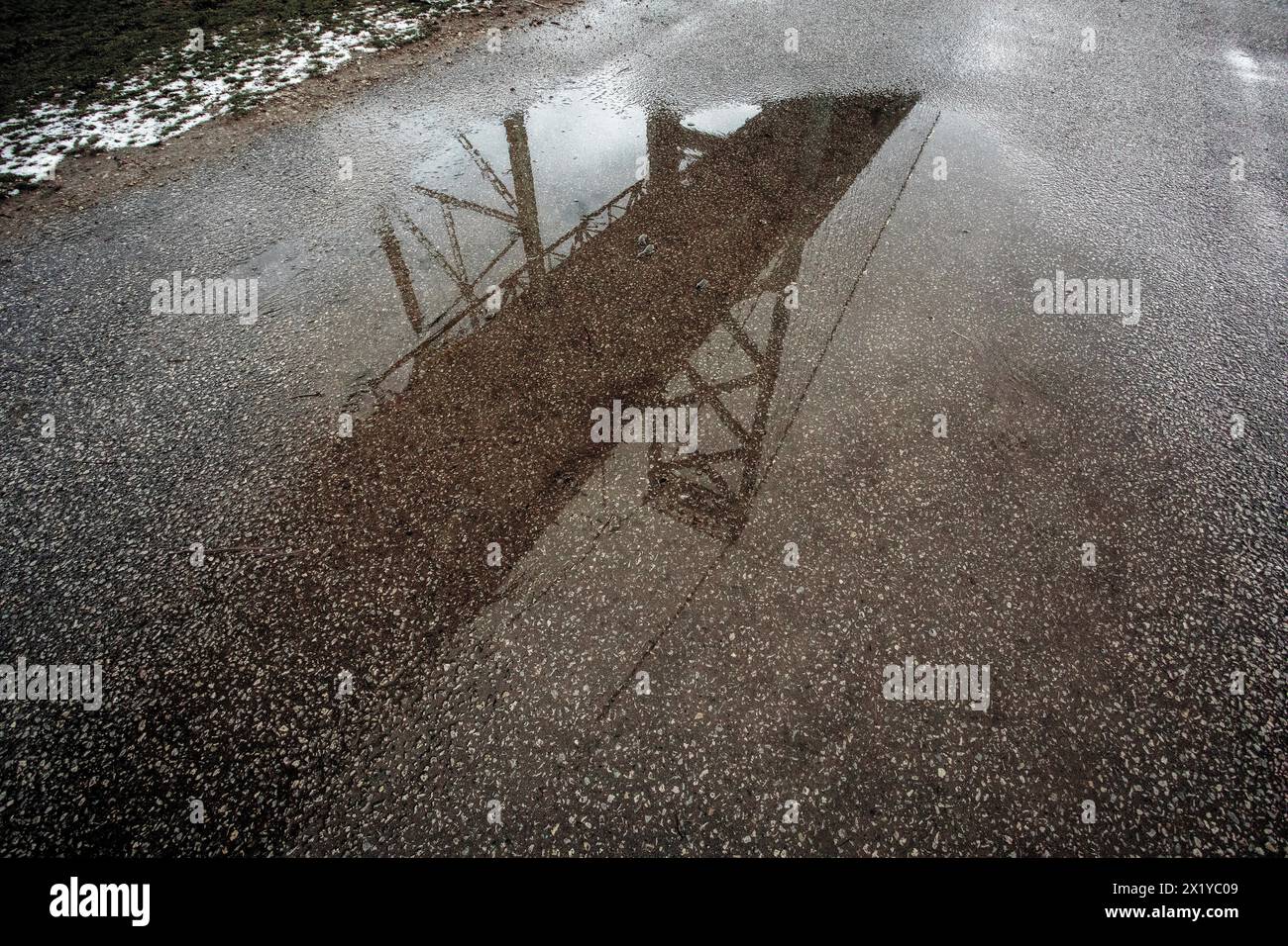 Storm Puddle Ambassador Bridge Reflexion tagsüber Stockfoto