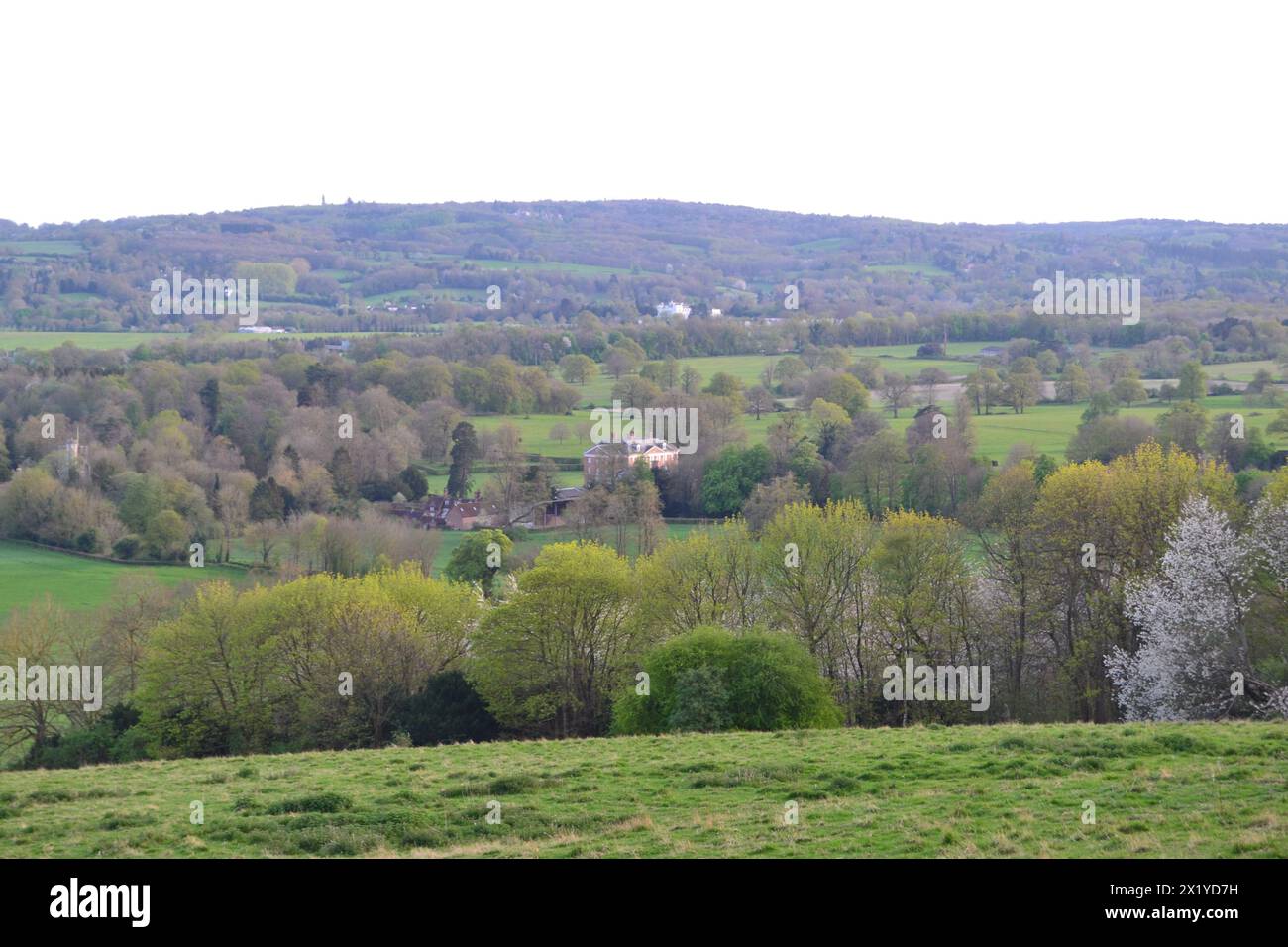 Ein Blick über das Vale of Holmesdale aus der Nähe von Knockholt Pound oberhalb von Chevening und Brasted, Kent, im April, Frühling. North Downs Steilhang. Stockfoto