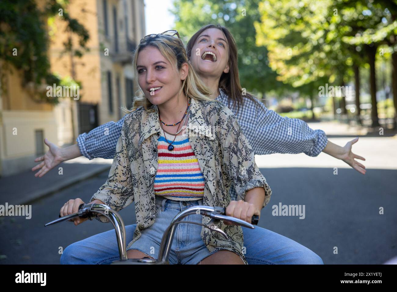 ERSCHEINUNGSDATUM: 2. Mai 2024. TITEL: Schöner Rebel. STUDIO: Netflix. REGIE: Cinzia TH Torrini. HANDLUNG: Die Geschichte einer der größten Rockstars Italiens, Gianna Nannini, die ihren Traum trotz der Hindernisse ihrer Familie und der Musikindustrie verfolgte. MIT Brando und LETIZIA TONI als Gianna Nannini. (Credit Image: © Netflix/Entertainment Pictures/ZUMAPRESS.com) NUR REDAKTIONELLE VERWENDUNG! Nicht für kommerzielle ZWECKE! Stockfoto
