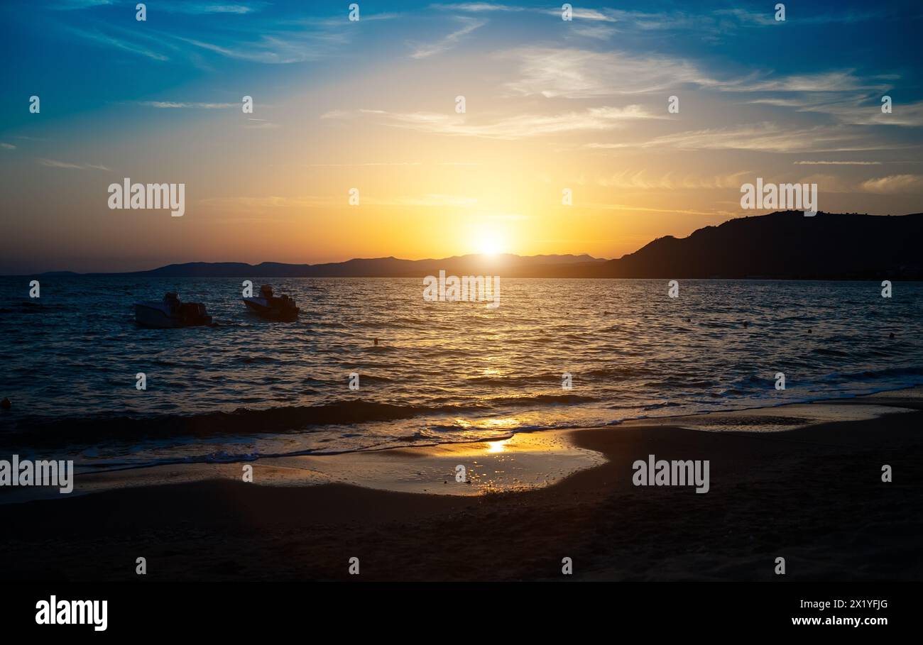 Wunderschöner Sonnenuntergang am Pefki Strand auf der Insel Rhodos in Griechenland. Stockfoto