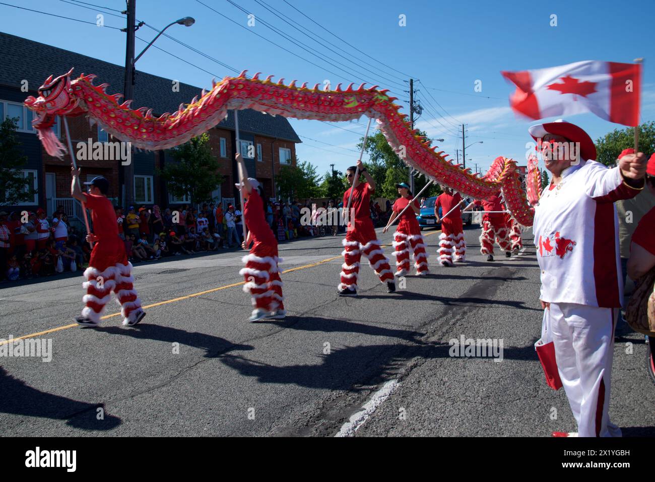 Toronto, Ontario / Kanada - 1. Juli 2019: Canada Day Parade mit chinesischem Drachentanz Stockfoto