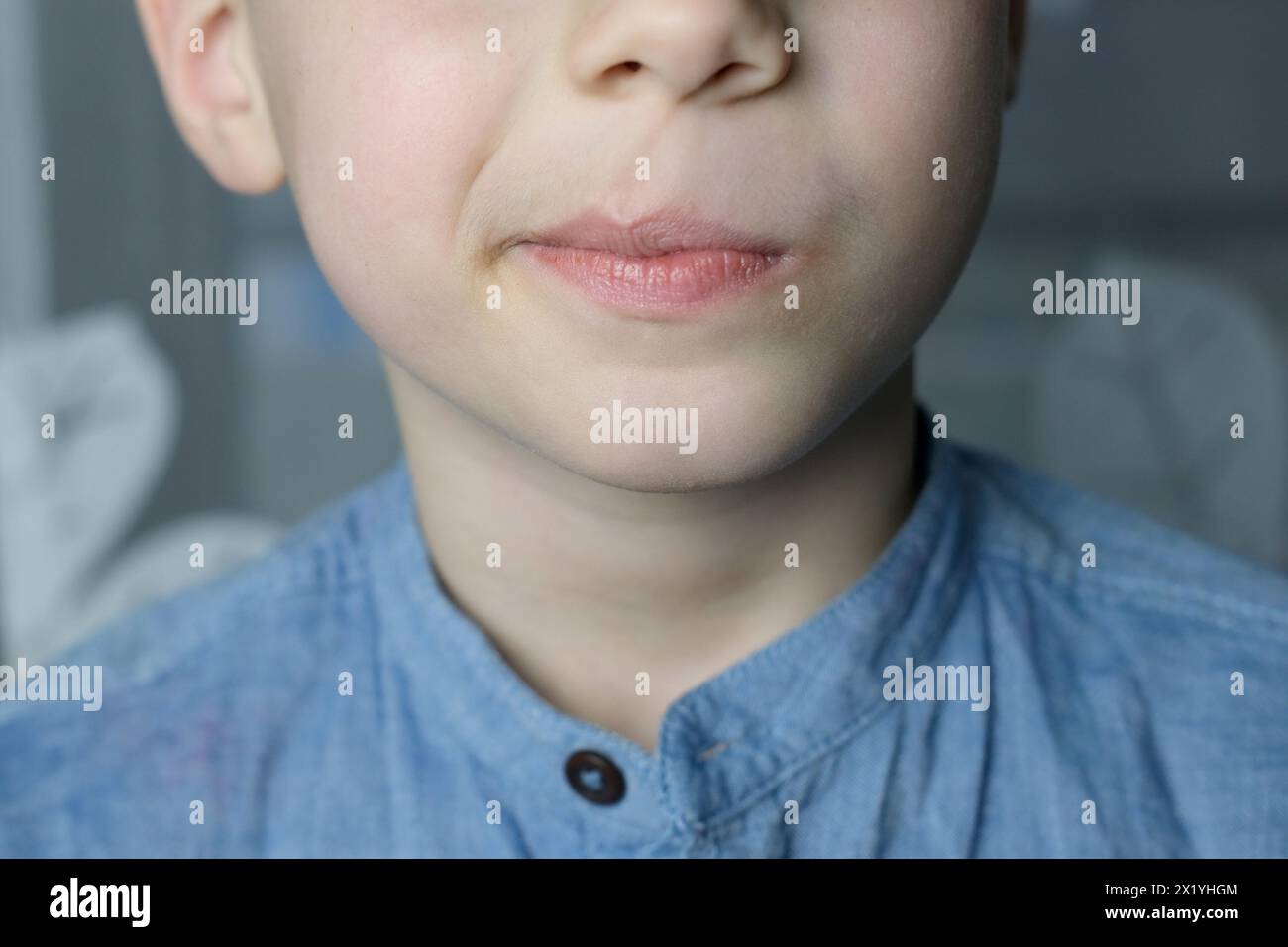 Junge, Kind hält in der Hand, will gallertartige Süßigkeiten essen, Gummibär, Konzept der Kinderdelikatesse, gesunde und ungesunde Nahrung, Halal-Nahrung Stockfoto