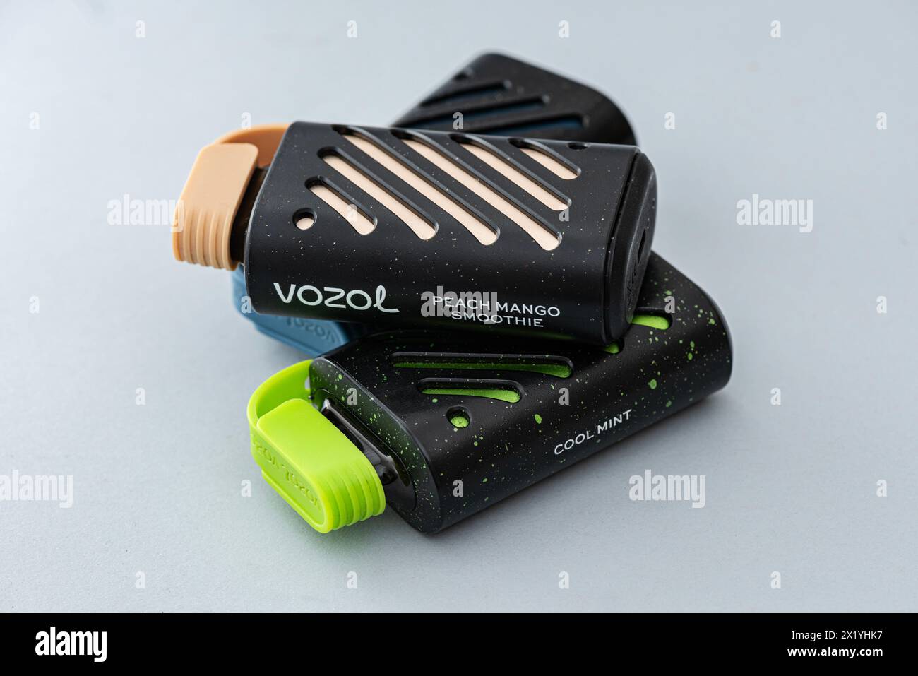 snus oder vape ISTANBUL, TÜRKEI - 9. APRIL 2024: Vozol elektronische Rauchermaschine.  Elektronische Zigarette (kurz E-Zigarette) ist ein elektronisches Gerät  Stockfotografie