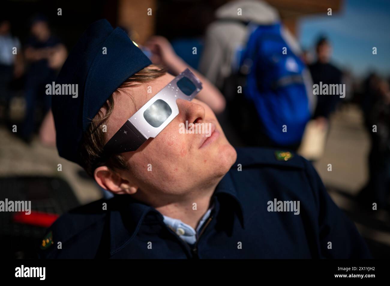 New London, Vereinigte Staaten von Amerika. April 2024. Ein Kadett der US-Küstenwache mit Schutzbrille schaut auf, während der Sonnenaufgang während der Sonnenfinsternis-Beobachtungsparty an der Coast Guard Academy am 8. April 2024 in New London, Connecticut. Eine totale Sonnenfinsternis fegte über einen schmalen Teil des nordamerikanischen Kontinents von Mexiko bis zur Atlantikküste von Neufundland, Kanada. Quelle: PO2 Taylor Bacon/USCG Photo/Alamy Live News Stockfoto