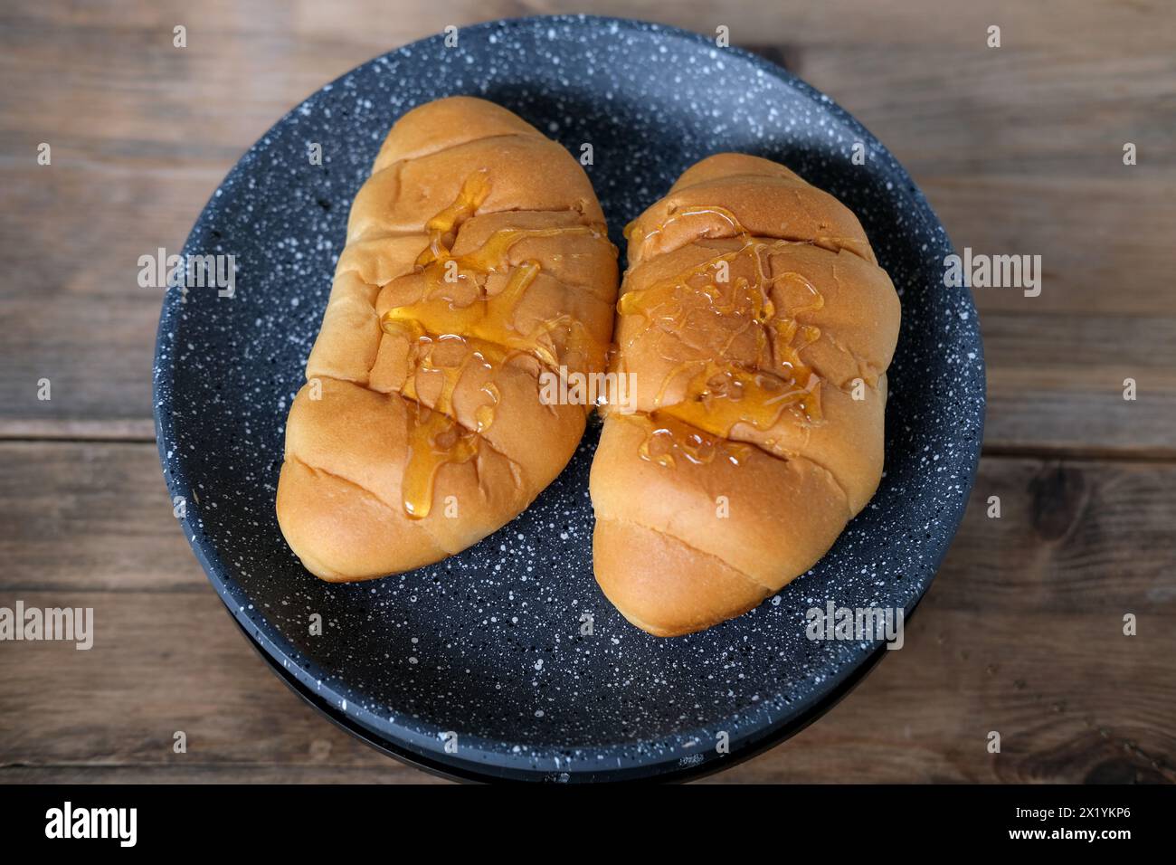 Roddy frische Croissants auf einem dunkelgrauen Teller, frisches Backwarenkonzept, Frühstück, Gewichtszunahme, viele Kalorien, ungesundes Essen Stockfoto