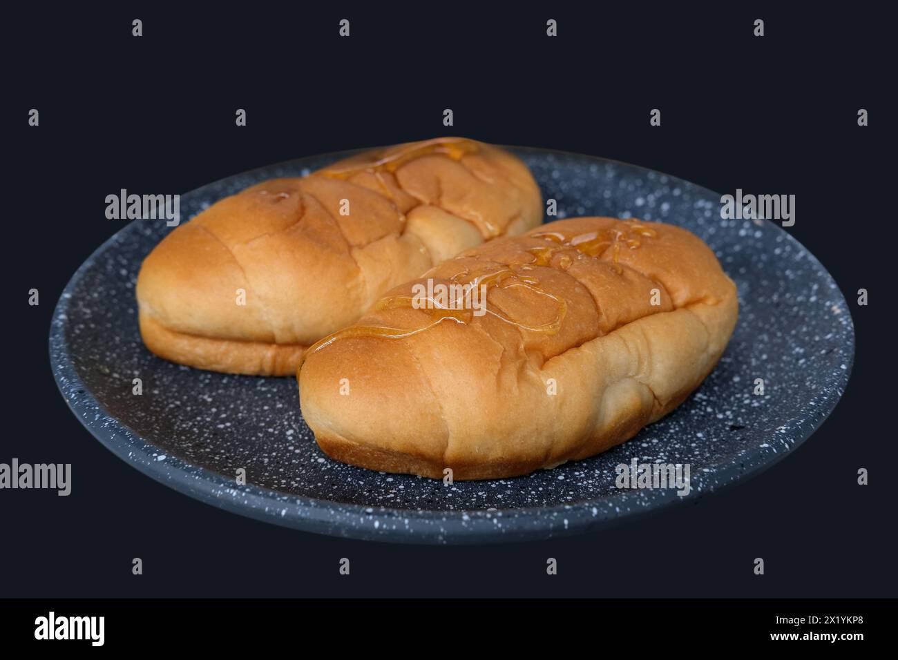 Isolierte roddy frische Croissants auf einem dunkelgrauen Teller, frisches Backwarenkonzept, Frühstück, Gewichtszunahme, viele Kalorien, ungesundes Essen Stockfoto