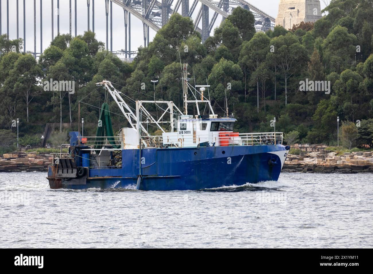 Australisches Fischtrawler-Boot fährt in den Hafen von Sydney, Sydney, NSW, Australien Stockfoto
