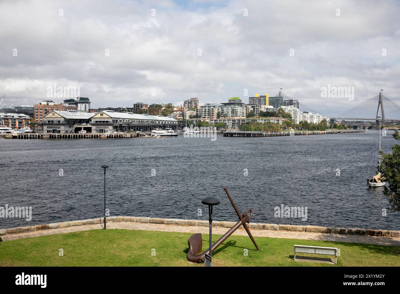 Peacock Point Reserve am Hafen von Sydney in Balmain, mit Blick auf Jones Bay Wharf und Anzac Bridge, Sydney, NSW, Australien Stockfoto