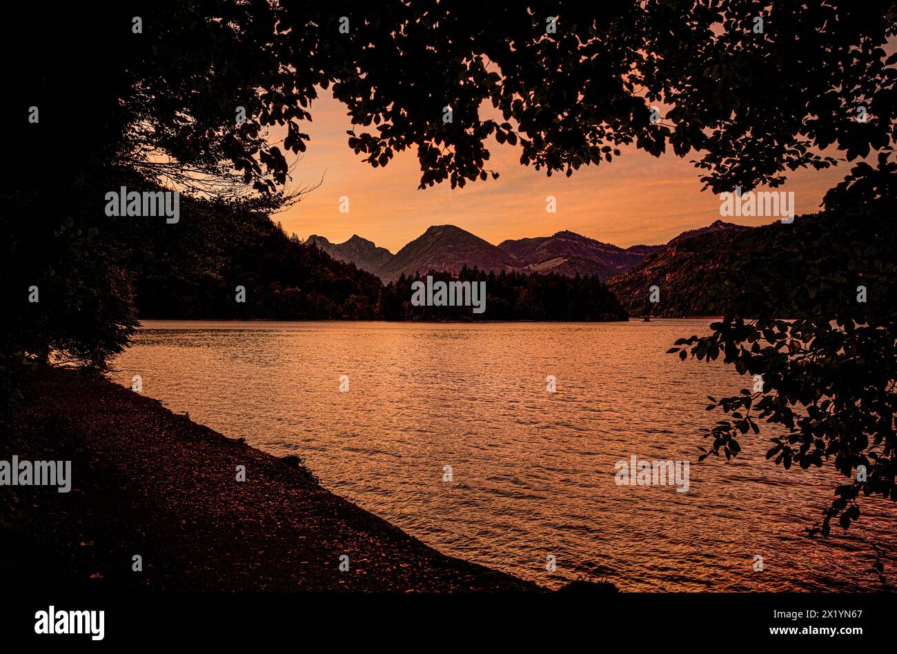 Wolfgangsee bei Sonnenaufgang, vom Fürbergweg aus gesehen, St. Gilgen, Land Salzburg, Alpen, Österreich Stockfoto