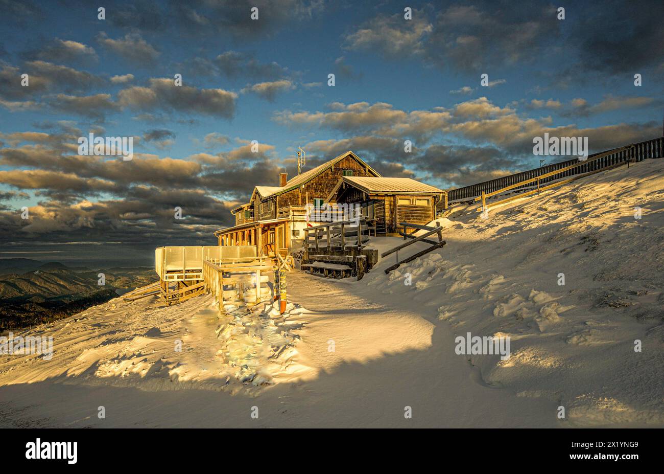 Winteratmosphäre am Schafberg, Restaurant Himmelspforte im Morgenlicht, Salzkammergut, Österreich Stockfoto