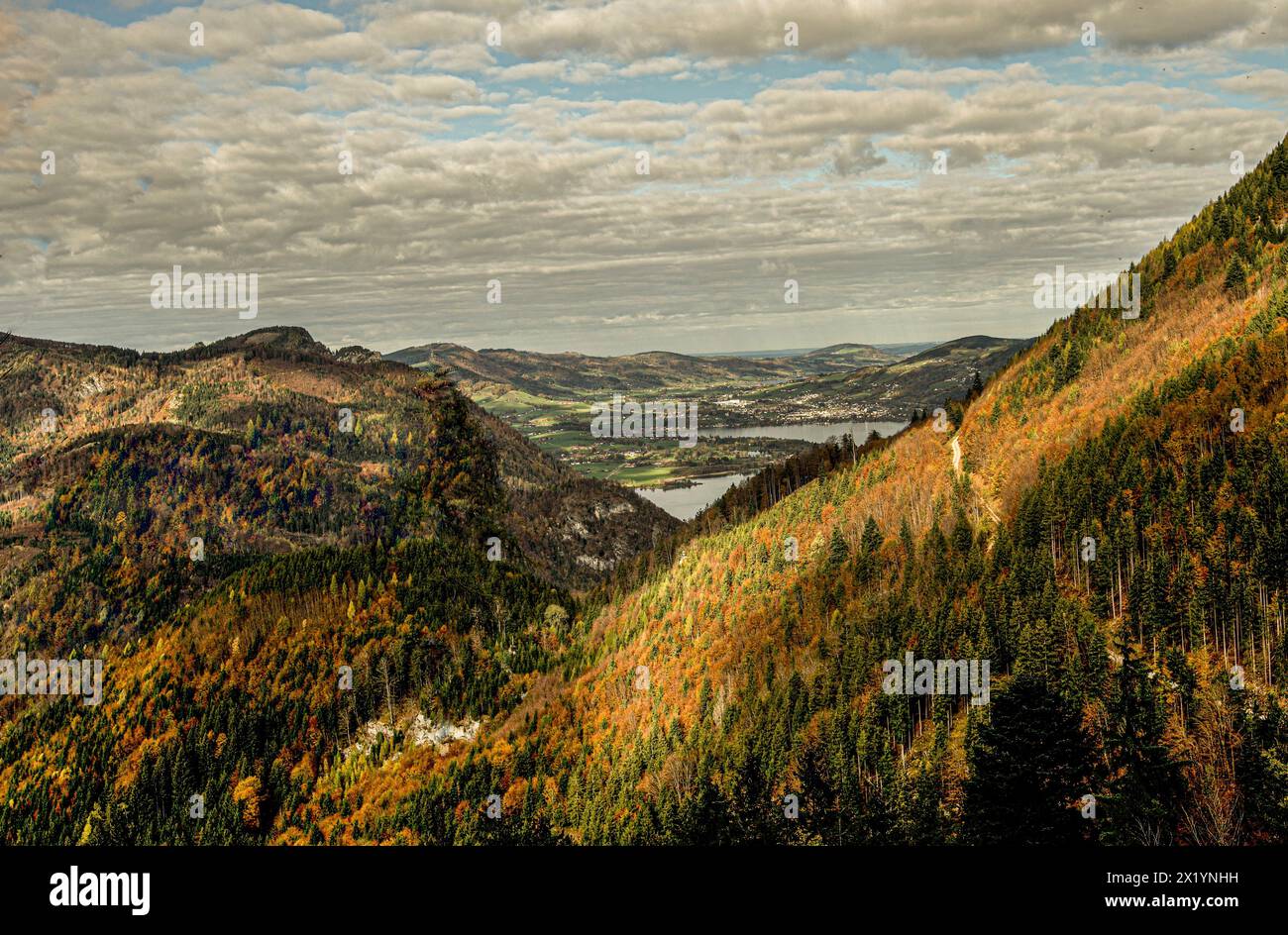 Blick vom Schafberg auf die Seen und Berge der Region Salzburg im Herbst, Land Salzburg, Österreich Stockfoto