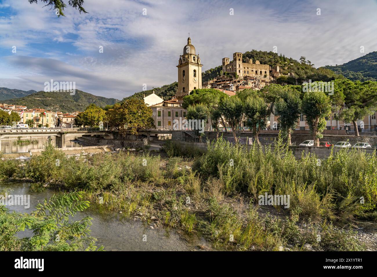 Blick auf die Stadt mit dem Fluss Nervia, der Kirche Chiesa di Sant'Antonio Abate und der Burg Castello dei Doria in Dolceacqua, Ligurien, Italien, Europa Stockfoto