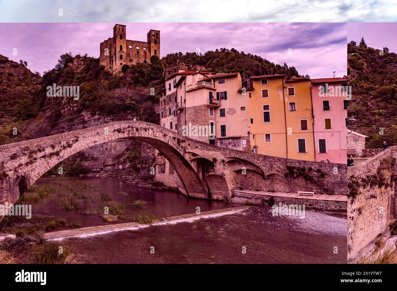 Die alte Nervia-Brücke Ponte Vecchio di Dolceacqua und die Burg Castello dei Doria in Dolceacqua, Ligurien, Italien, Europa Stockfoto