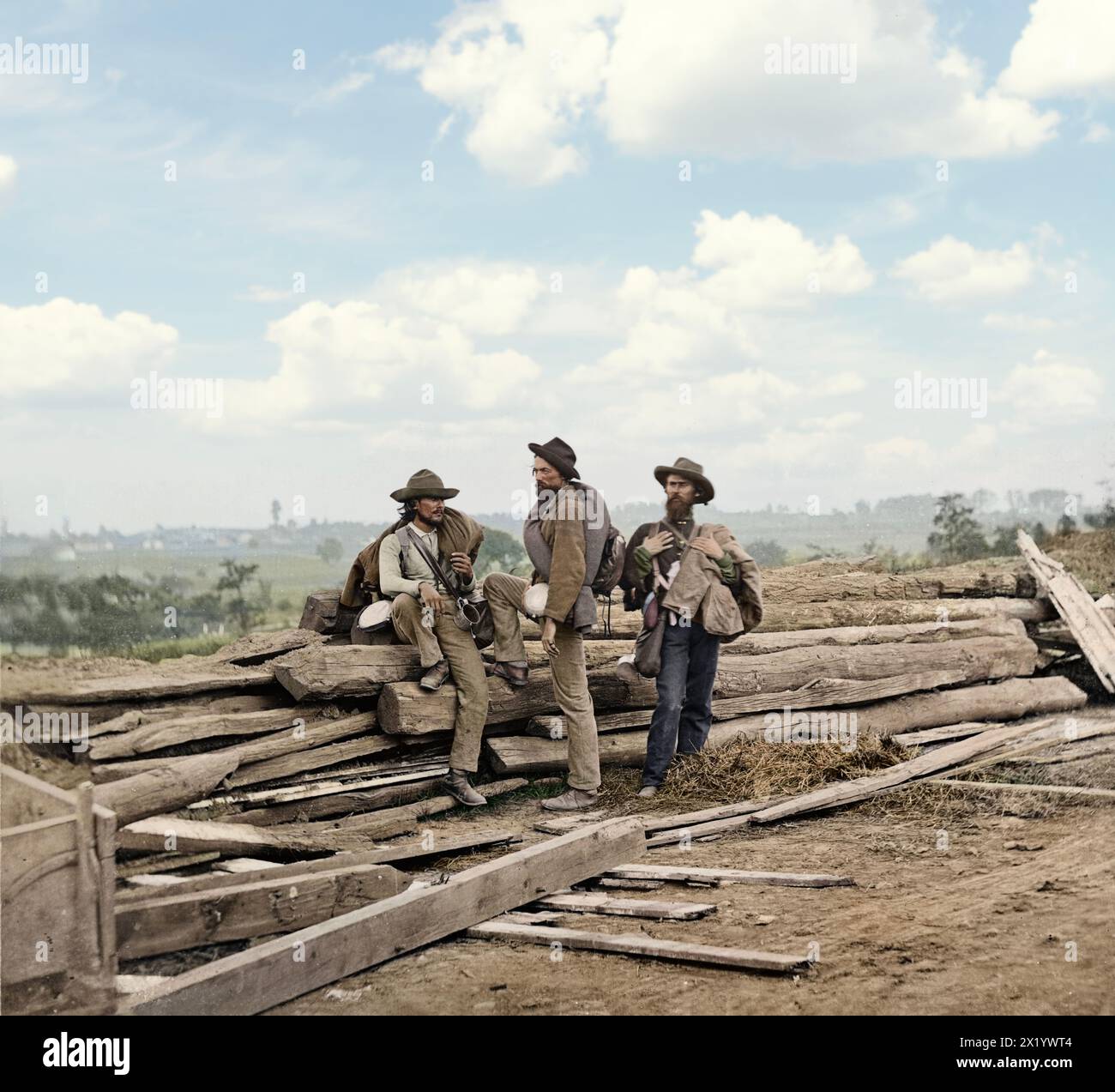 Drei Gefangene der Konföderierten am 1863. Juli auf dem Seminary Ridge in der Nähe von Gettysburg, Pennsylvania. Von Mathew Bradys Team von Fotografen. Der Himmel wurde in dieser Version ersetzt. Ausgezeichneter artikel mit zusätzlichen Informationen hier: https://www.militaryimagesmagazine-digital.com/2023/06/03/three-confederate-prisoners-at-gettysburg-exploring-the-vast-void-of-an-iconic-photograph/ Stockfoto