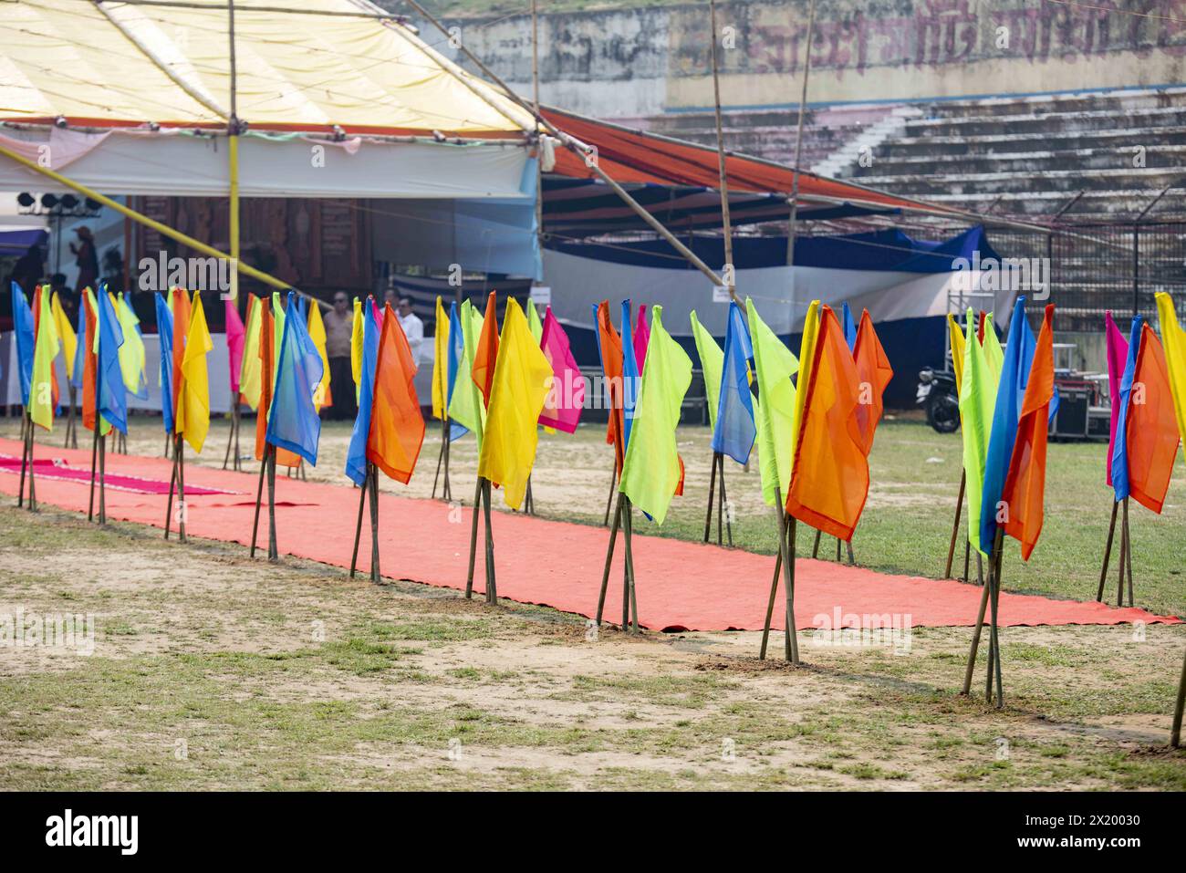 16. April 2024, Rangamati, Chattogram, Bangladesch: Das Baisabi-Festival der Hügel endete mit dem Sangrai-Wasserfest der Marma-Gemeinde in Rangamati. Die Traurigkeit und die Trauer des alten Jahres werden weggespült und das neue Jahr wird durch dieses Wasserfest begrüßt. Sangrai Water Festival ist das wichtigste gesellschaftliche Ereignis von Marmas und wird mit großem Pomp von der Marma Community gefeiert. Obwohl das Baisabi-Festival mit dem Wasserfest im Rangamati Ching HLA Mong Mari Stadium endet, wird das Baisabi-Festival in den abgelegenen Gebieten des hil bis Ende April fortgesetzt Stockfoto