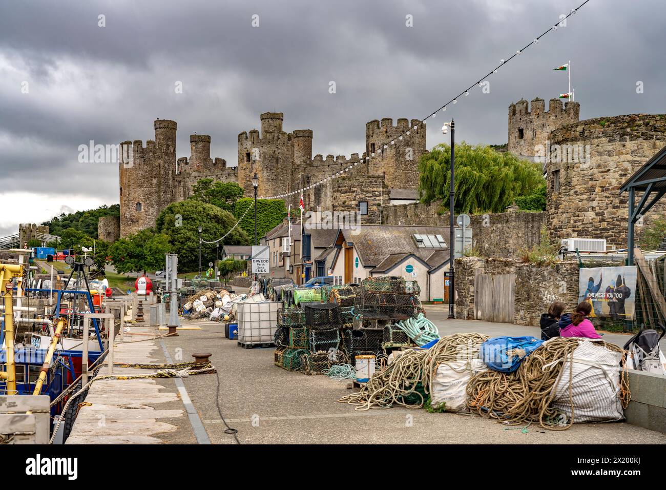 Das kleinste Haus Großbritanniens am Fishermen's Quay und Conwy Castle in Conwy, Wales, Großbritannien, Europa Stockfoto