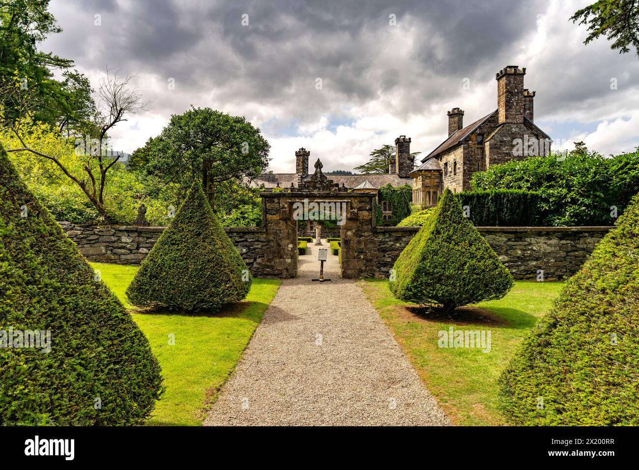 Herrenhaus und Gelände von Gwydir Castle in Llanrwst, Wales, Großbritannien, Europa Stockfoto