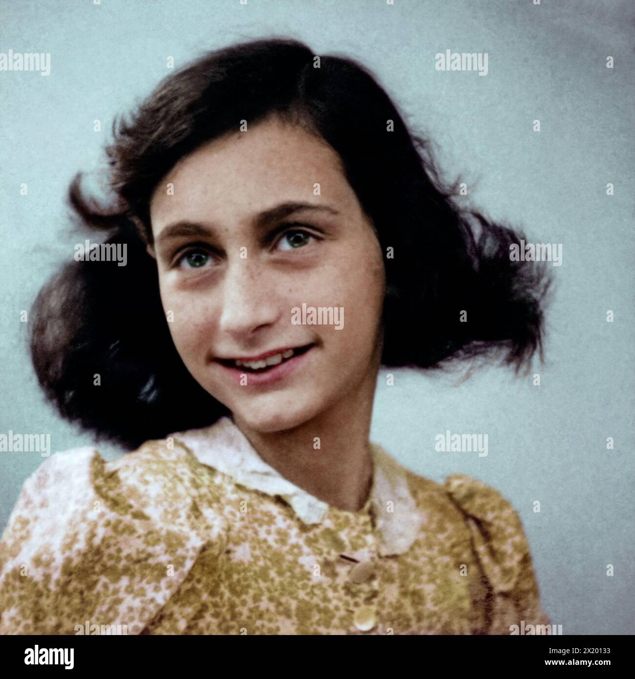 Passfoto von Anne Frank aus einem Fotoalbum, aufgenommen bei Polyfoto in Amsterdam im Mai 1942. Dieses Foto wurde zwei Monate gemacht, bevor sie und ihre Familie sich versteckten. Material: Fotopapier. Stockfoto
