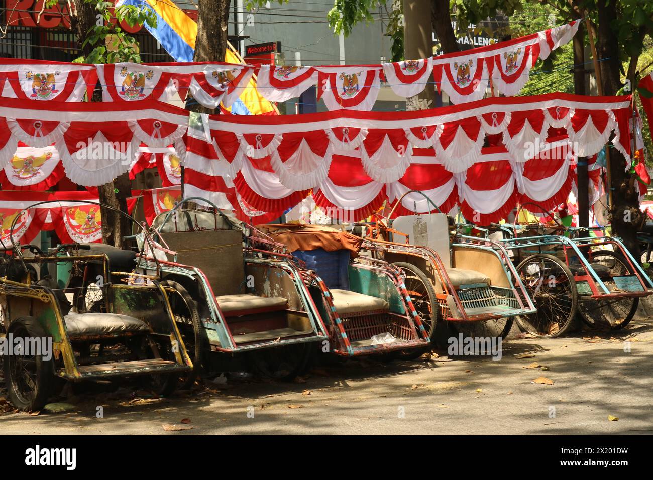 Flaggenhändler verkaufen in einer Fußgängerzone. Diese Flaggen werden normalerweise als Dekoration während der Gedenkfeier zum indonesischen Unabhängigkeitstag verwendet. Stockfoto