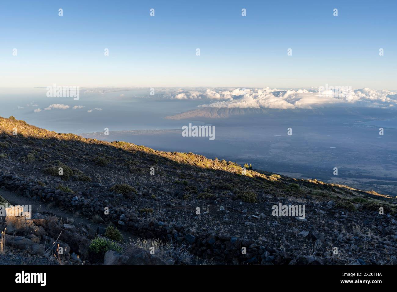 Blick auf die Bucht von Maalaea und den Pazifischen Ozean vom Haleakalā-Nationalpark auf der Insel Maui, Hawaii, USA. Stockfoto