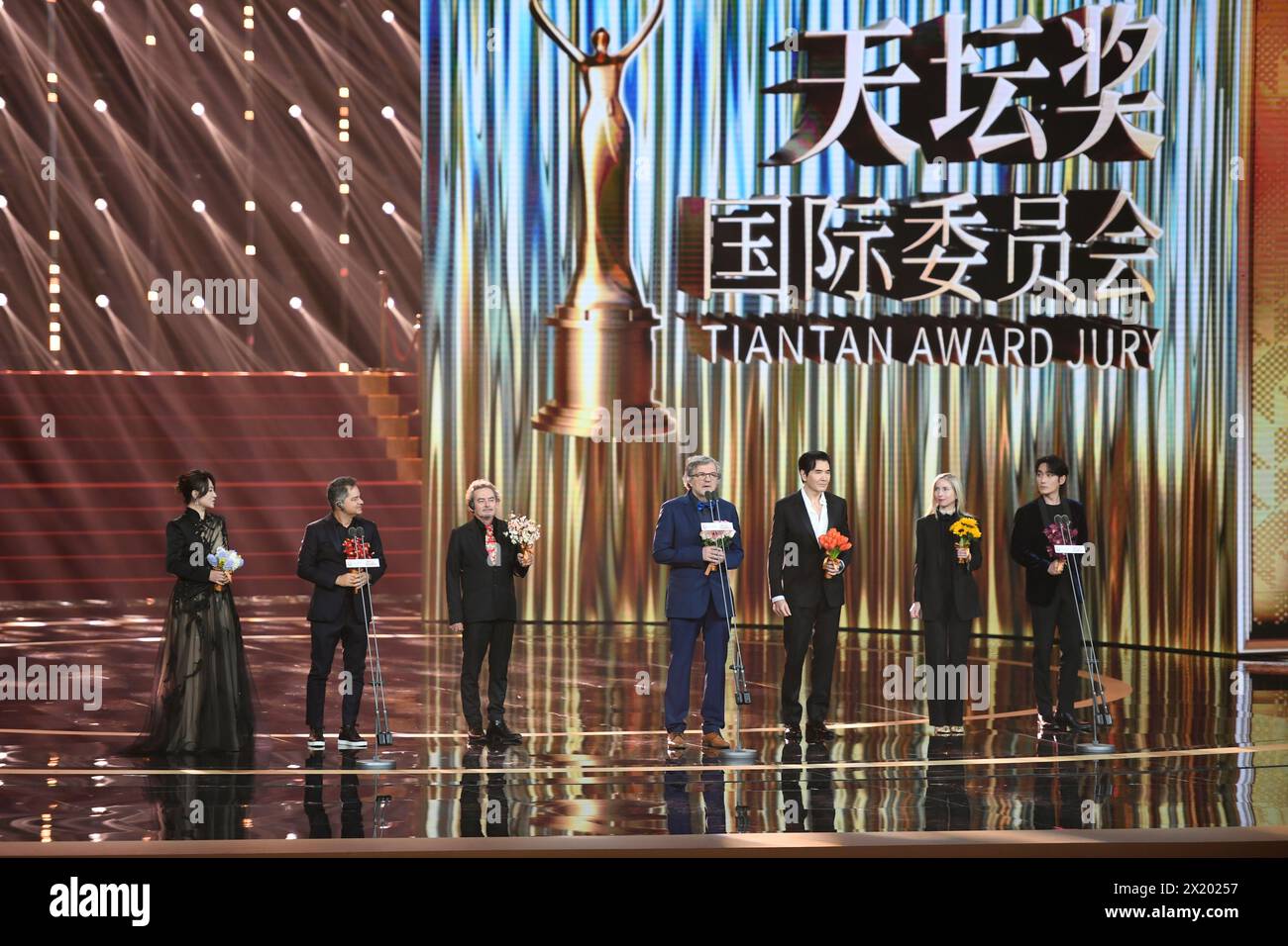 (240419) -- PEKING, 19. April 2024 (Xinhua) -- Mitglieder der Jury des 14. Tiantan-Preises nehmen am 18. April 2024 an der Eröffnung des 14. Pekinger Internationalen Filmfestivals (BJIFF) in Peking, Hauptstadt Chinas, Teil. Der 14. BJIFF startete am Donnerstag in der chinesischen Hauptstadt und begrüßte Filmemacher aus dem in- und Ausland, um über die Filmentwicklung zu diskutieren und den kulturellen Austausch in der Branche zu fördern. Mitglieder der 14. Tiantan Award-Jury des diesjährigen BJIFF unter der Leitung des serbischen Regisseurs Emir Kusturica als Jurypräsident traten bei der Eröffnungszeremonie auf. Insgesamt wurden 1.509 Filme aus 118 Ländern und Regionen beworben Stockfoto