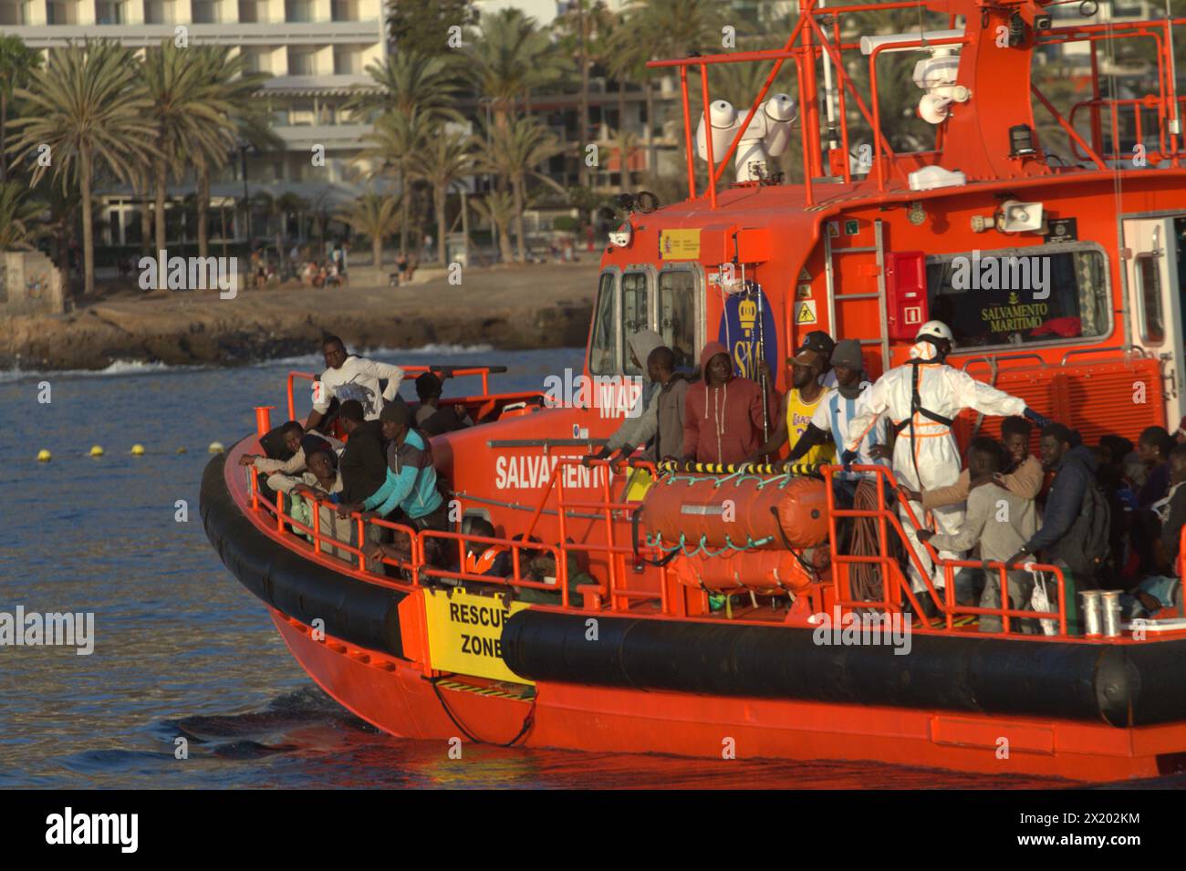 Teneriffa, Spanien. April 2024. Die Migration auf den Kanarischen Inseln setzt sich fort mit der Ankunft in Cayuco in den Häfen aller Inseln. An diesem Sonntag wird ein Migrationspakt die Ministerien vieler Länder in Las Palmas zusammenbringen. (Kreditbild: © Mercedes Menendez/Pacific Press via ZUMA Press Wire) NUR REDAKTIONELLE VERWENDUNG! Nicht für kommerzielle ZWECKE! Stockfoto