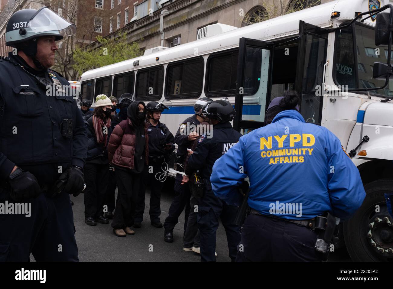 New York, Usa. April 2024. NYPD SRG-Offiziere führen Studenten zum NYPD-Bus. Pro-palästinensische Studenten an der Columbia University, die am Tag zuvor ein „Gaza Solidarity Encamp“ auf dem Campus eingerichtet hatten, werden verhaftet, nachdem Columbia das NYPD angewiesen hatte, sie zu räumen. Quelle: SOPA Images Limited/Alamy Live News Stockfoto