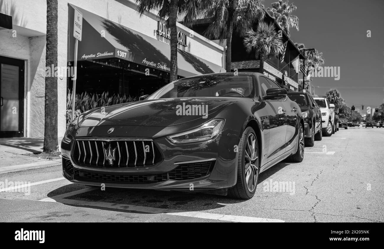 Miami, Florida, USA - 25. März 2023: Rotes 2016 Maserati Ghibli S Q4 geparktes Auto, Vorderansicht Stockfoto
