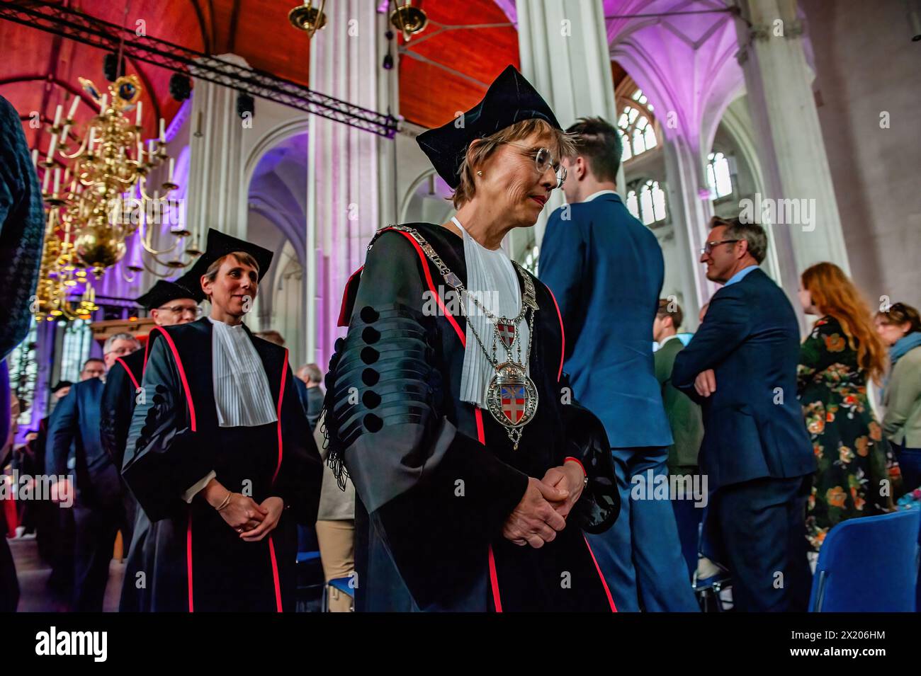 Der Rektor der Radboud University, Magnificus, Jose Sanders, lebt nach der Zeremonie. Die Medaille der Nijmegen-Verträge ist ein halbjährlicher Preis, der an eine internationale Schlüsselfigur oder eine Organisation verliehen wird, die in Politik, Wissenschaft, Wirtschaft oder Kultur einen besonderen Beitrag zur Entwicklung und Position Europas geleistet oder zum Frieden in Europa beigetragen hat. In diesem Jahr erhielt Eliot Higgins, der britische Gründer des internationalen investigativen Journalismuskollektivs Bellingcat den Preis für seinen innovativen Beitrag zu Frieden und Menschenrechten. Stockfoto