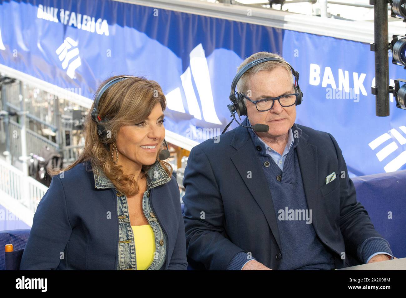 Boston, Massachusetts, USA 15. April 2024 WCVB-TV bringt Maria Stephanos und Ed Harding am 15. April 2024 in der Ziellinie des 128. Rennens des Boston Marathons in Copley Square, Boston, Massachusetts, USA. WCVB ist Teil von Hearst Broadcasting. (Rick Friedman / Polaris ) Stockfoto