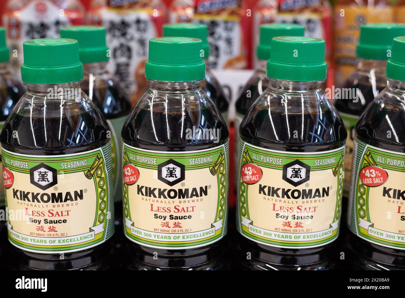 Sojasauce Kikkoman in Flaschen am 5. März 2024 in Bangkok, Thailand. Stockfoto