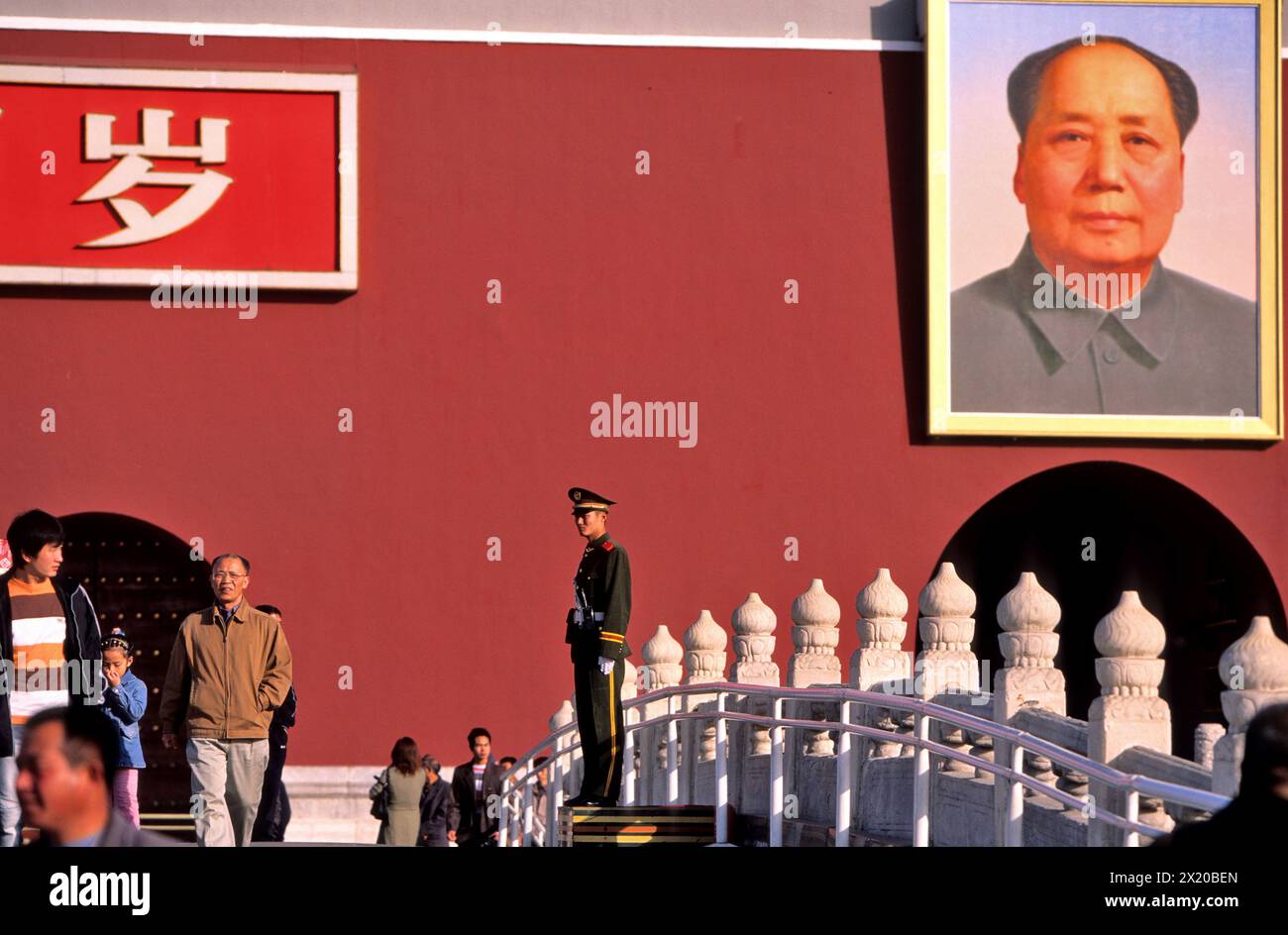CHINA, PEKING, TIEN AN MEN SQUARE. MAO TSE-TOUNG PORTRÄT Stockfoto